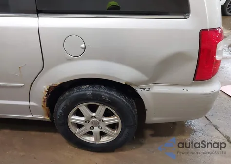 2011 Chrysler Town & Country Touring z USA, uszkodzony, nr VIN 2A4RR5DG2BR704074